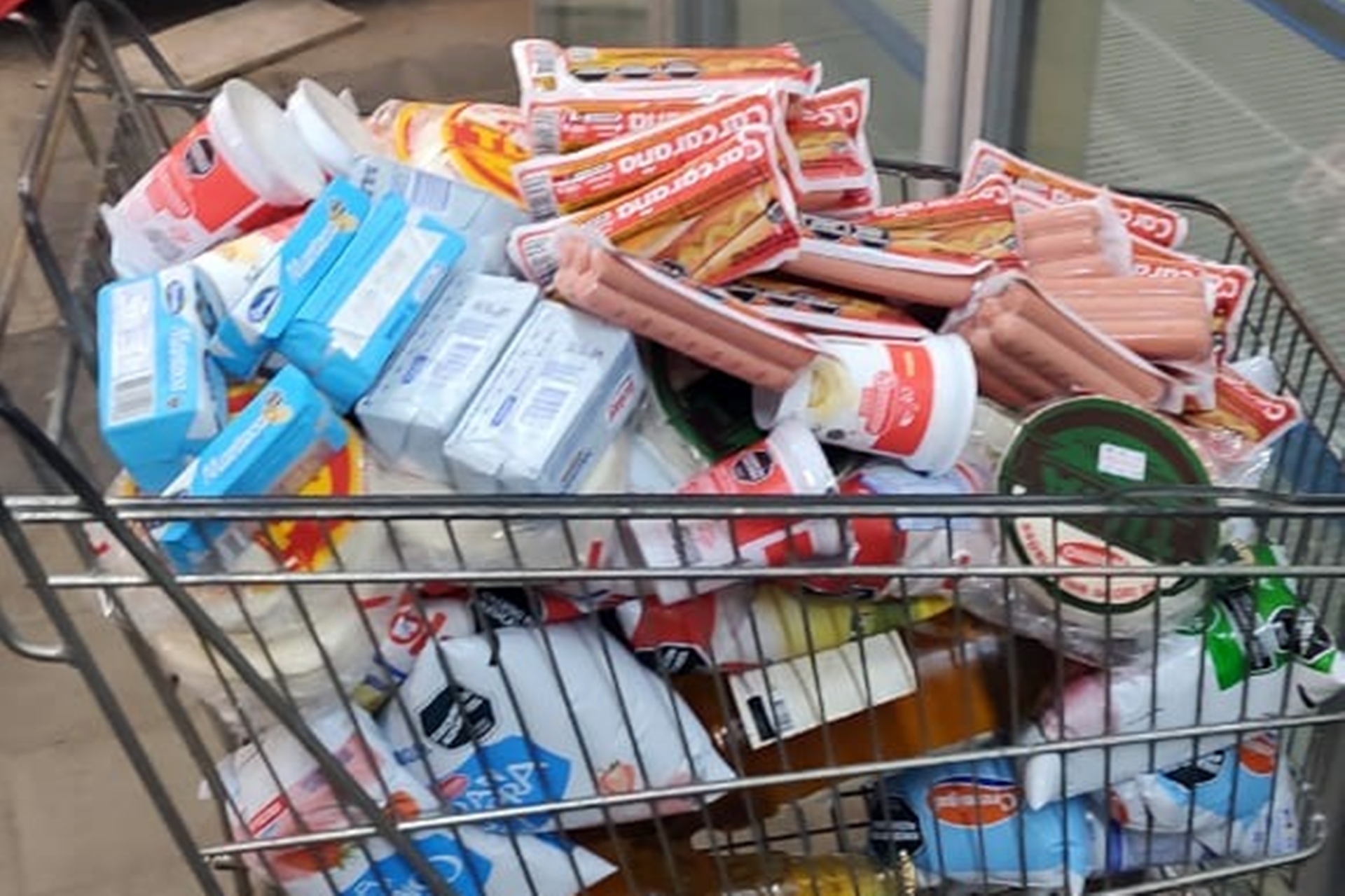Una gran cantidad de productos en mal estado fue retirada de dos supermercados de Santa Elena